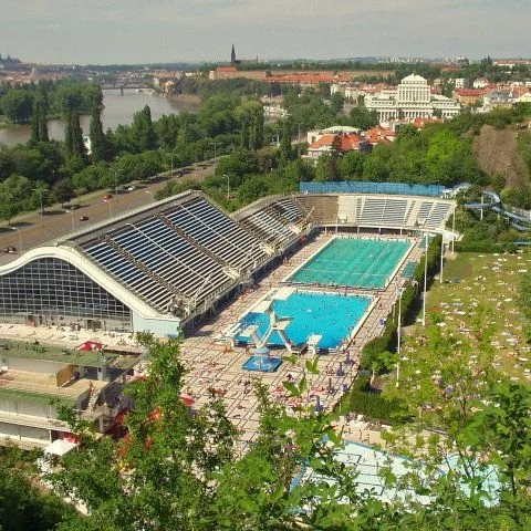 Venkovní plavecký bazén v Praze s divadlem a sportovními zařízení.
