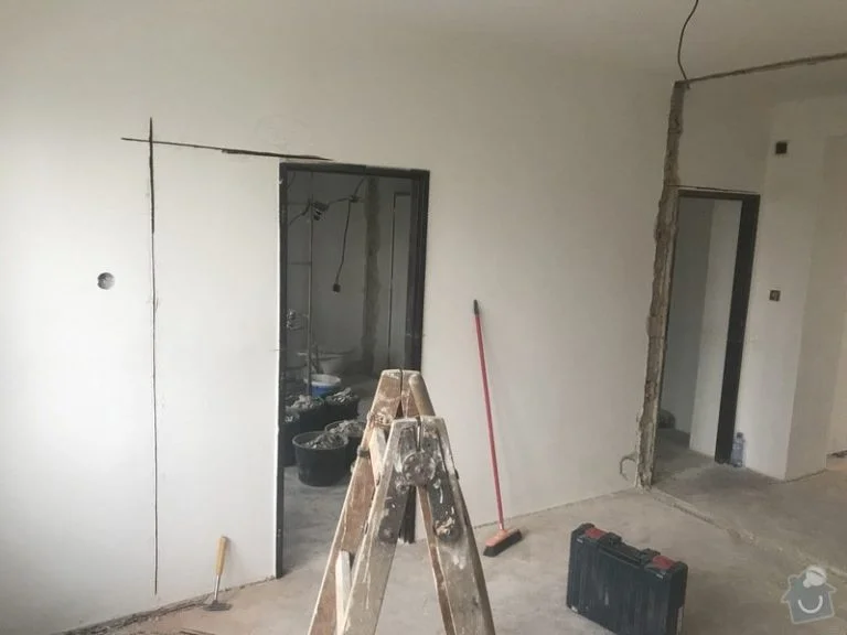 Byt v rekonstrukci s nástavcem a nářadím na podlaze.