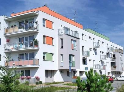 Bílý dům s oranžovou střechou ukazuje kombinaci barev fasády.