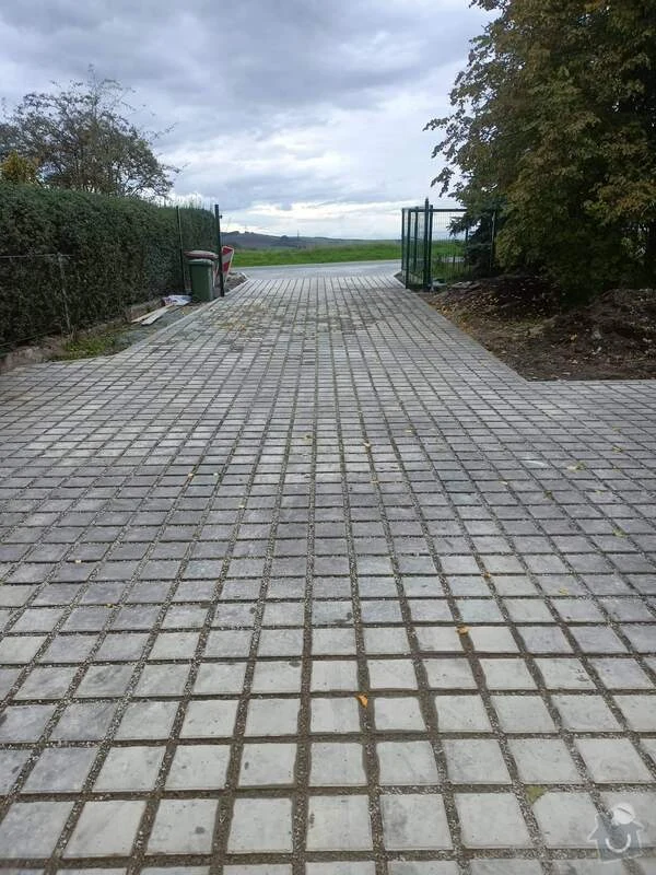 Zámková dlažba na svažitém terénu vedoucí ke vjezdu.