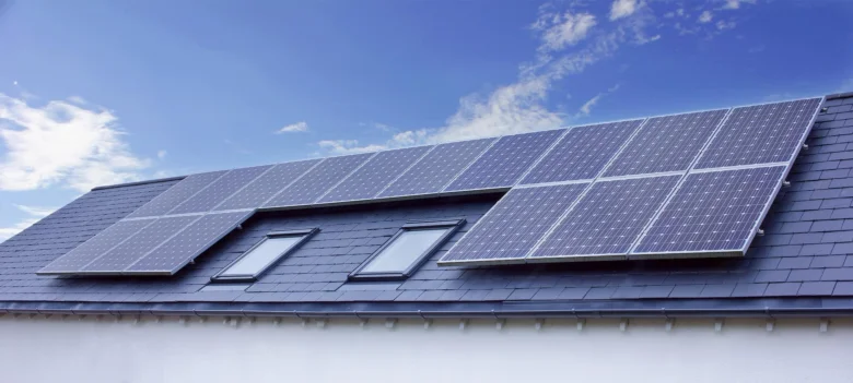 Fotovoltaické panely na střeše rodinného domu.