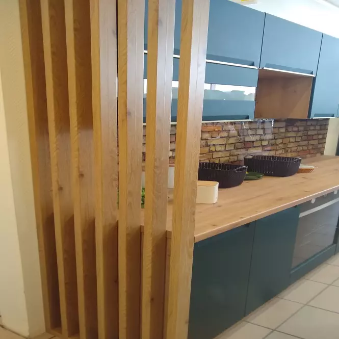Moderní kuchyň s dekorativním obkladem ve stylu cihlové zdi.