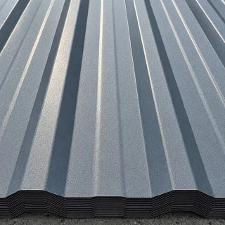 Sedé šedé trapézové plechy na střechu v detailním záběru.