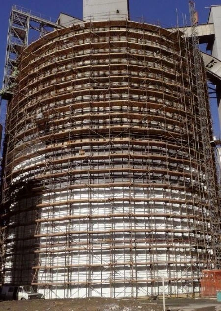 Velké lešení na průmyslové silo ve stavbě.