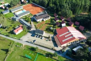 Vzdušný pohled na bazény a sportovní areál v Mladé Boleslavi.