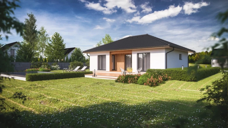 Moderní bílý bungalov s zahradou a dřevěnou terasou.