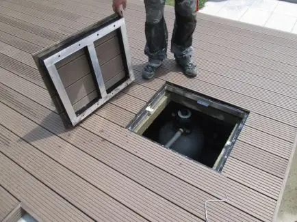 Instalace dřevěného krytu do terasy s přístupem k podlaze.