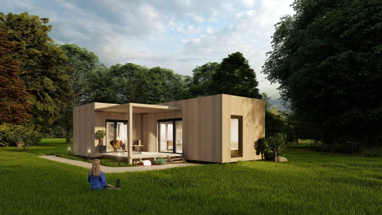 Moderní dřevěný modulový dům v přírodě s velkým oknem.