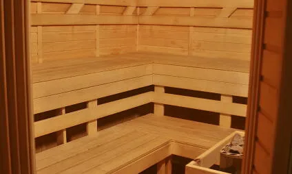 Vnitřek dřevěné sauny s lavicemi pro relaxaci.