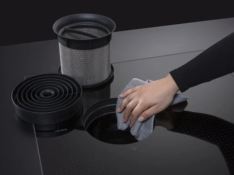 Čistění elektrické varné desky s vyjmutým filtrem.