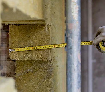 Měření minerální vlny při zateplování domu
