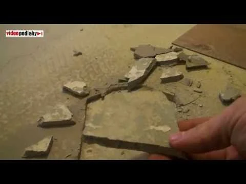 Rozbitá betonová deska na zemině ukazuje chybu instalace.